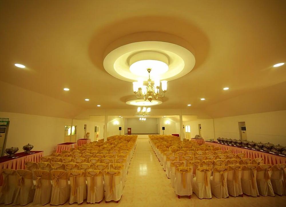 Quality Airport Hotels Nedumbassery Exteriör bild