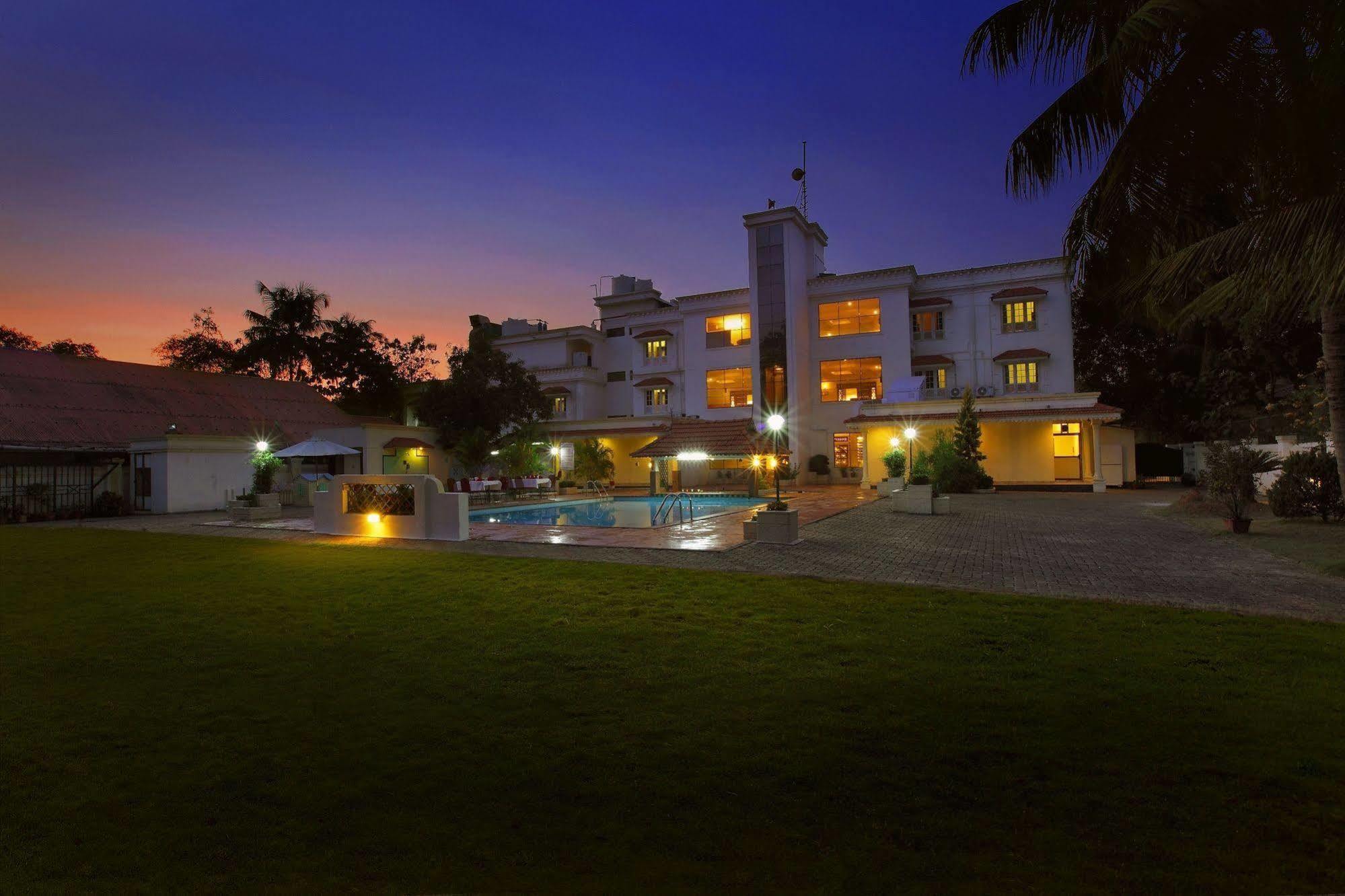Quality Airport Hotels Nedumbassery Exteriör bild