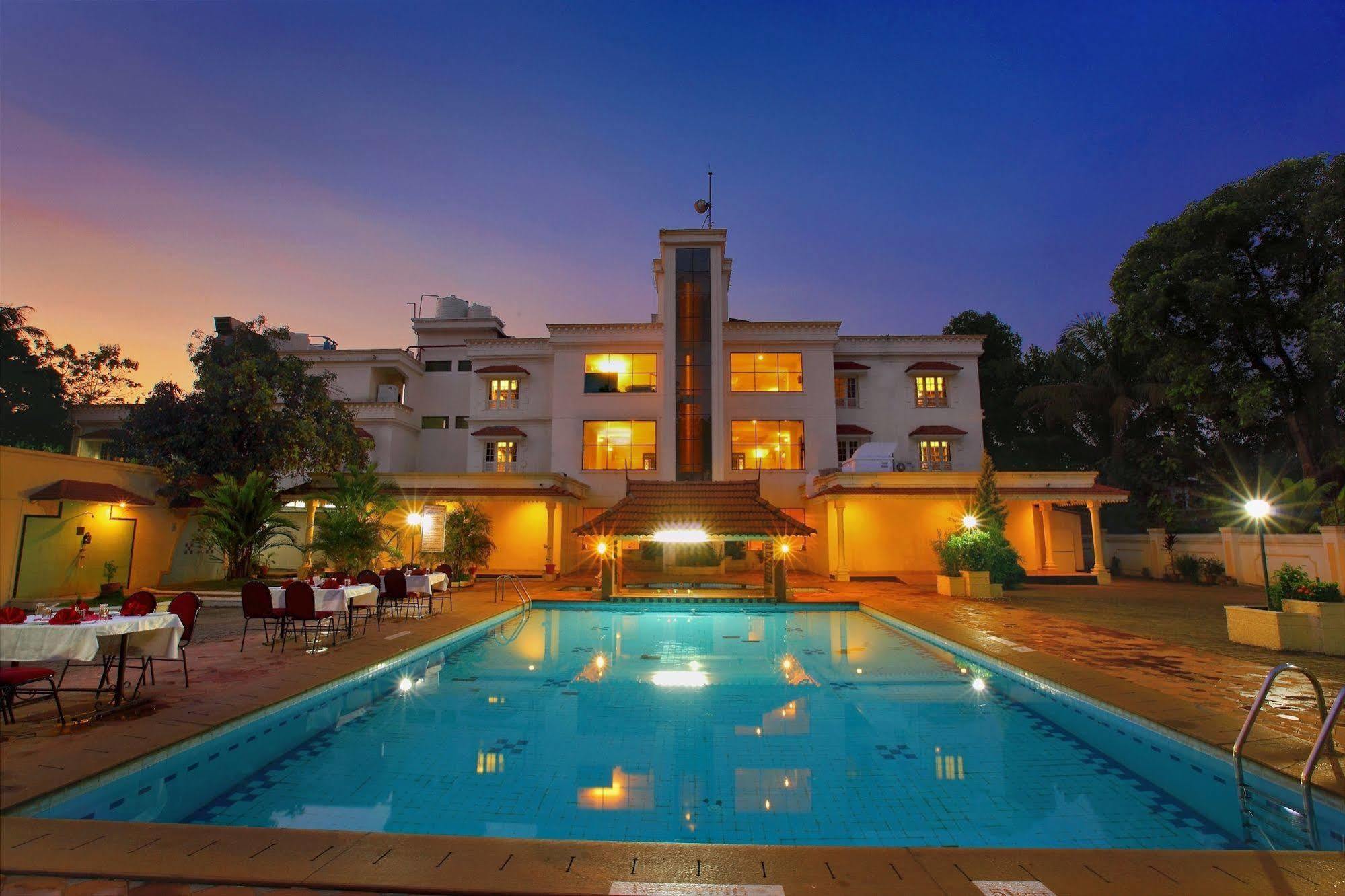 Quality Airport Hotels Nedumbassery Exteriör bild